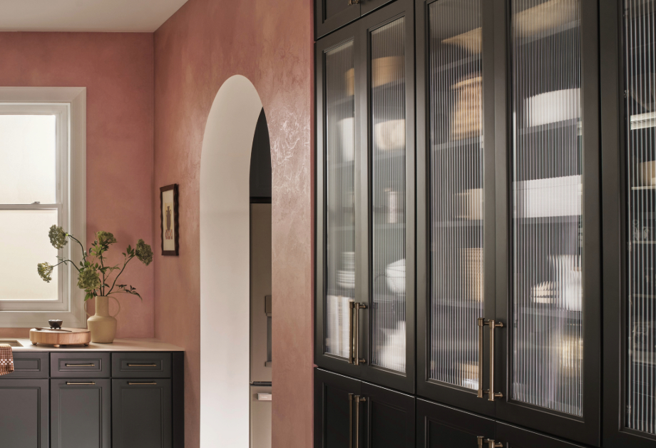 fluted-deco-oak-frost-mpi-2600-stucco-kitchen-wide-shot-butlers-pantry